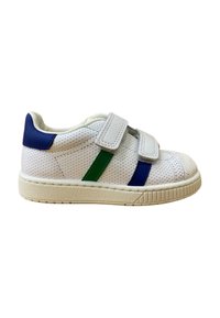 Zapatilla deportiva blanca con parte superior de cuero perforado, rayas contrastantes en azul y verde, dos correas de velcro y una suela texturizada de color claro.