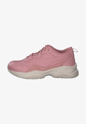 Baskets rose clair avec texture en cuir et suède, bout arrondi, col rembourré et semelle épaisse en caoutchouc beige. Comprend des lacets et un logo discret.