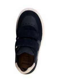 Sneaker blu navy con fascette in velcro, dettagli in suede testurizzato, punta rotonda e suola in gomma bianca. L'etichetta interna mostra il nome del marchio Geox.