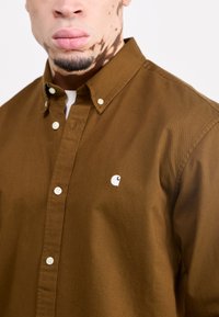 Carhartt WIP MADISON SHIRT - Marškiniai - lumber/white