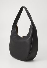 Borsa a spalla nera in pelle con forma rotonda, texture liscia, tracolla lunga singola e dettaglio della chiusura con zip dorata.