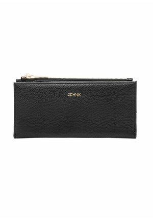 Czarny portfel z teksturowanej skóry z złotym logo marki i zapinanym na suwak schowkiem, o prostokątnym i smukłym kształcie.