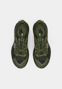 Πράσινα αθλητικά παπούτσια με υφή στην επιφάνεια, τμήματα από δίχτυ και ανθεκτική ελαστική σόλα. Διαθέτουν κεντρικό σύστημα δεσίματος με κορδόνια και λογότυπο στη γλώσσα.