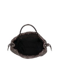 Borsa in pelle marrone trapuntata con un ampio interno nero, doppi manici e tasca con chiusura a zip. Texture liscia e forma arrotondata.