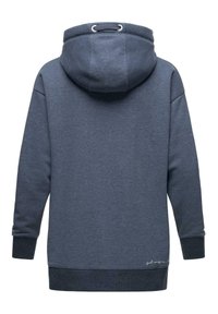 Sudadera de color azul marino con capucha ajustable, puños y dobladillo acanalados, que presenta un sutil detalle de texto bordado cerca del dobladillo. Material de algodón suave.