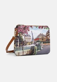 Borsa a tracolla con un design di una scena parigina, caratterizzata da colori vivaci, una tracolla marrone e una chiusura con zip. Tessuto testurizzato con dettagli grafici.