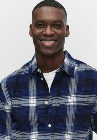 Blau-schwarz kariertes Button-up-Hemd mit grauen Akzenten, ausgestattet mit einem klassischen Kragen, weißen Knöpfen und einem weichen, strukturierten Material.