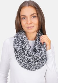 Écharpe infini en imprimé léopard gris et noir, fabriquée en tissu léger, drapée autour du cou, avec une texture douce et un design sans coutures.