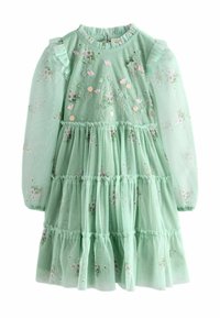 Abito in tulle a strati di verde menta con lunghe maniche trasparenti, dettagli a volant e delicati ricami floreali rosa e bianchi su tutta la superficie.