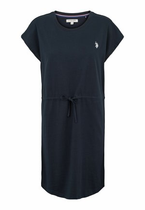 Mørkeblå kortærmet kjole med bånd i taljen, fremstillet af blødt stof; har et lille logo broderet på brystet og en rund halsudskæring.