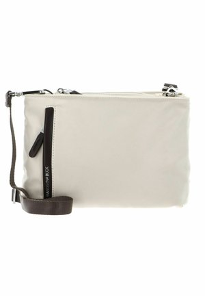 Pochette rectangulaire de couleur crème en matériau lisse. Elle comporte une bandoulière marron foncé et une poche extérieure zippée avec logo.