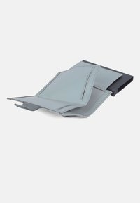 Grijze portemonnee met een gestructureerde afwerking, gekenmerkt door een open ontwerp en contrasterende zwarte hardware. Inclusief meerdere kaartsleuven en een minimalistische vorm.