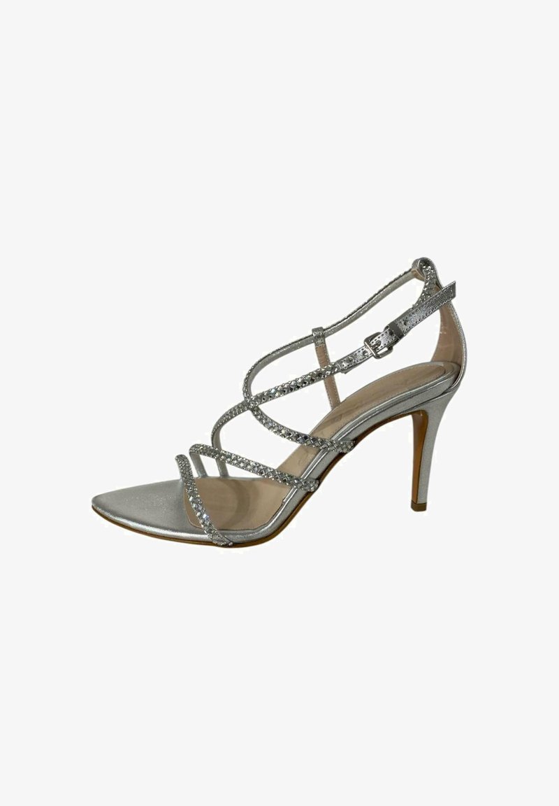 Sandalio argento con tacco alto, punta affusolata, multiple cinghie decorative e un tacco sottile. Include chiusura con fibbia e dettagli glitterati.
