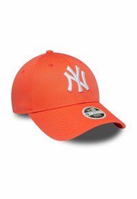 Orange Baseballcap mit einem weißen gestickten "NY"-Logo, gebogenem Schirm und einem Etikett mit der Aufschrift "9FORTY Women Adjustable." Glatte Stofftextur.
