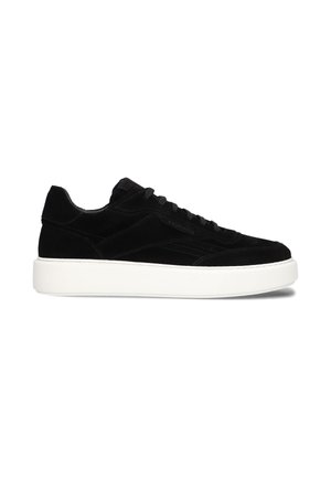 Zwarte suède sneaker met een witte rubberen zool, voorzien van platte veters en subtiele stikseldetails aan de zijkant. Minimalistisch ontwerp, afgeronde vorm.