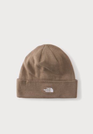 Кафява плетена зимна шапка с обърнат ръб и бял логотип на The North Face, центриран върху ръба, на бял фон.