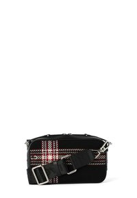 Borsa nera con un esterno testurizzato caratterizzato da un motivo a quadri rosso e bianco. Include una robusta tracolla regolabile e accenti in metallo argentato.