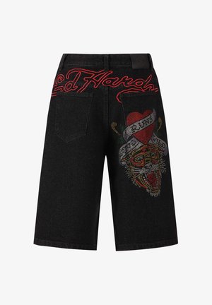 Černé džínové šortky s červeným vyšívaným textem "Ed Hardy", multibarevným designem tygra s kamínky a bannerem ve tvaru srdce.