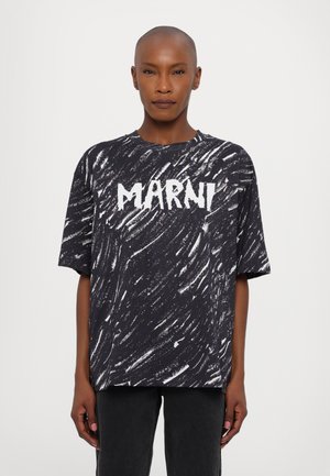 Juoda didelio dydžio marškinėliai su balta abstrakčia raštą ir „MARNI“ logotipu ryškiomis raidėmis. Trumpomis rankovėmis ir apvalia iškirpte.