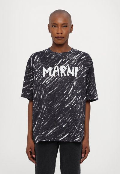 Zwart oversized t-shirt met wit abstract patroon en het "MARNI" logo in vette letters. Korte mouwen en een ronde halslijn.