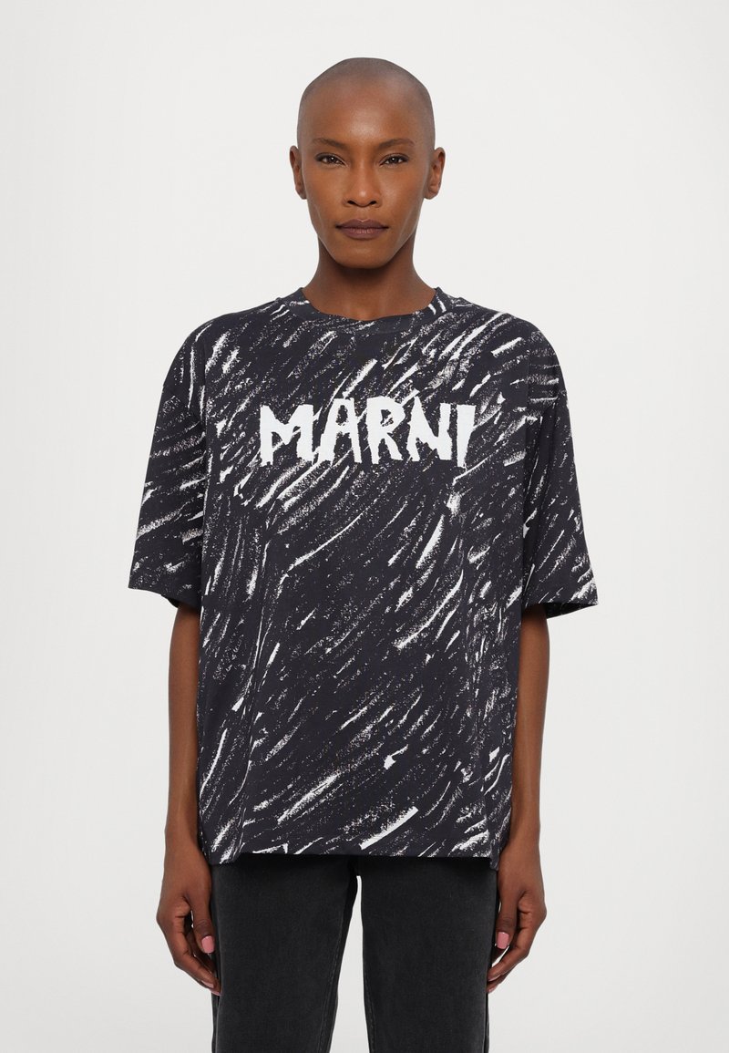 Mustad suurusega must t-särk valge abstraktse mustriga ja bold kirjatüki "MARNI" logoga. Lühikesed varrukad ja ümmargune kaelus.