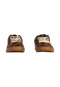 Sneaker con stampa leopardata, con lacci beige, lingua nera e suola in gomma marrone. Texture morbida e design casual a taglio basso.