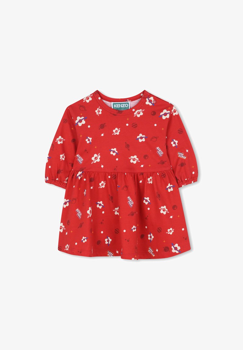 Robe en coton rouge avec des manches courtes bouffantes, un col rond et une taille froncée. Décorée de motifs floraux et planétaires.