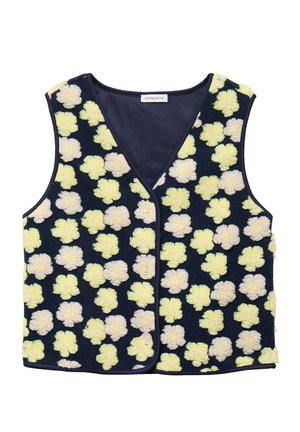 Ärmellose marineblaue Weste mit vorderen Knöpfen, bedeckt mit flauschigen gelben und weißen Blumenmustern, weich strukturierter Stoff.