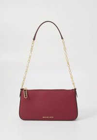 Piccola borsa a mano bordeaux con tracolla a catena dorata e cerniera, con logo "Michael Kors" sul davanti.