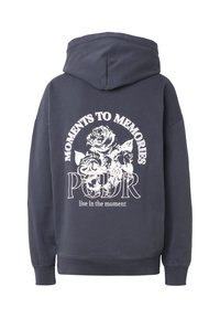 Sweat à capuche gris foncé avec un motif floral blanc et les textes « MOMENTS TO MEMORIES », « PGDR » et « vis le moment » au dos.