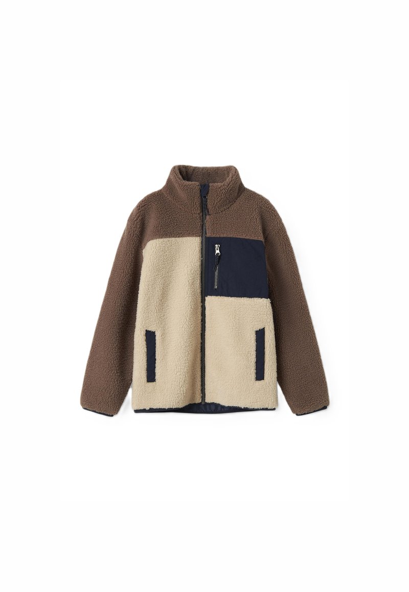 Giacca in pile con la parte superiore marrone, la parte inferiore beige e dettagli blu navy. Comprende una zip completa e due tasche frontali. Texture morbida.