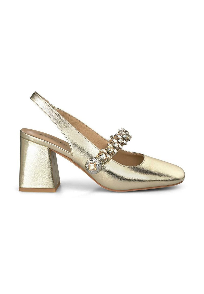 Zapato de tacón slingback metálico dorado con punta cuadrada, tacón bloque y acentos decorativos de joyas en la correa. Textura suave y acabado brillante.