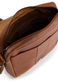 Hn�ědá kožená messenger taška s hlavním oddělením na zip, vnitřními kapsami a přední kapsou. Hladká textura a minimalistický design.
