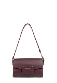 Borsa a spalla in pelle bordeaux scuro con tracolla regolabile, forma rettangolare, pattina frontale e logo dorato "Lancaster Paris".