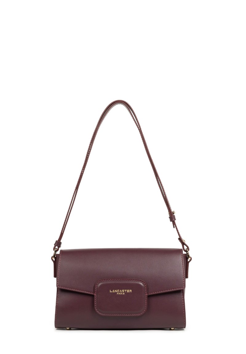 Borsa a spalla in pelle bordeaux scuro con tracolla regolabile, forma rettangolare, pattina frontale e logo dorato "Lancaster Paris".