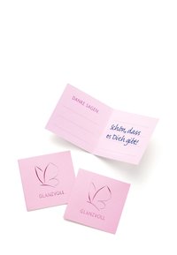 Tarjeta de felicitación rosa con diseño de mariposa en relieve y texto. En el interior, mensaje manuscrito en azul; espacio para personalización. Incluye dos tarjetas de nota a juego.