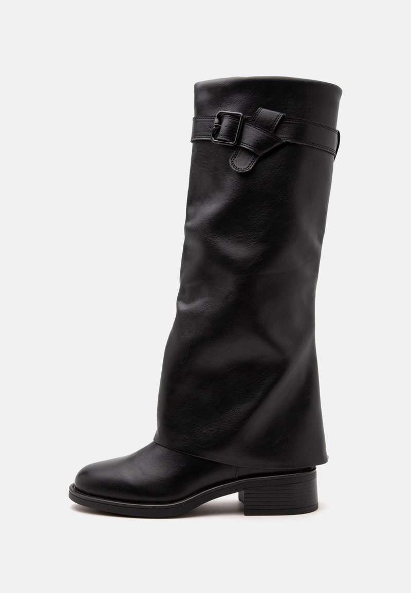 Botte mi-mollet en cuir noir avec un petit talon bloc et une sangle décorative avec boucle autour de la tige supérieure.