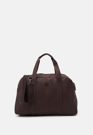 Dunkelbraune Leder-Duffelbag mit zwei Griffen und abnehmbarem Schulterriemen vor einfachem weißem Hintergrund.
