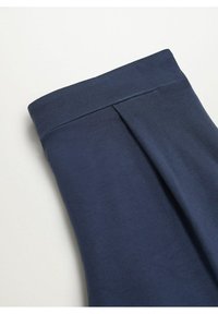 Mörkblå stretchbyxor med hög midja och veck fram. Slät textur och skräddarsydd design.