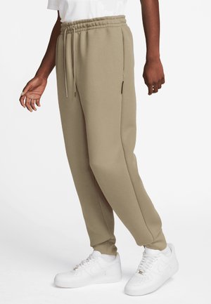 M NK TCH FLC PANT RI - Donji dijelovi trenirke - neutral olive