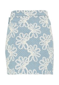 Blå denimskjørt med hvit blomsterbroderi, en tettsittende silhuett og en teksturert overflate. Nederkanten er rett uten synlig metall.