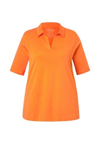 Oranje poloshirt met een V-hals en korte mouwen. Gemaakt van zachte stof, heeft een relaxte pasvorm en een gladde, egale textuur.