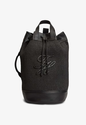 Μαύρο πλεκτό σακίδιο με δερμάτινες λεπτομέρειες, κλείσιμο με κορδόνι, πάνω λαβές και ανάγλυφο λογότυπο με γραφή στο μπροστινό μέρος.