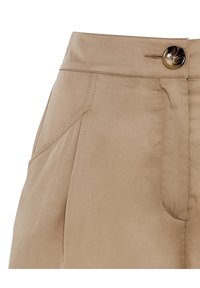 Beige byxor med en slät textur, med hög midja, knappförslutning fram och sidfickor, noggrant sydda längs sömmarna.