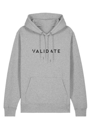 Sweat à capuche gris avec une poche avant, un cordon de serrage pour la capuche et le mot "VALIDATE" imprimé en lettres noires en gras sur la poitrine.