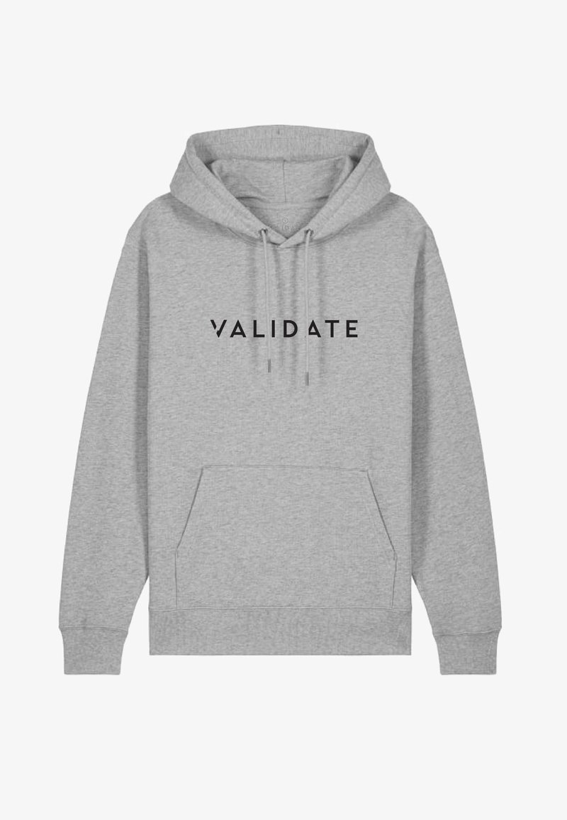 Grå hoodie med en framficka, snoddhuva och ordet "VALIDATE" tryckt i fet svarta bokstäver över bröstet.