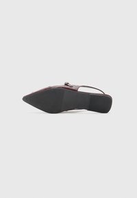 Burgundy slingback-kengät, joissa on terävä kärki ja kiiltävä pinta, varustettuna teksturoidulla mustalla kumipohjalla ja pienillä koristeellisilla metallikoristeilla.