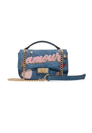 Blå quiltet håndtaske med guld kæderem, lyserød "amour" brodering og dekorative patches inklusive et hjerte og læbestift.