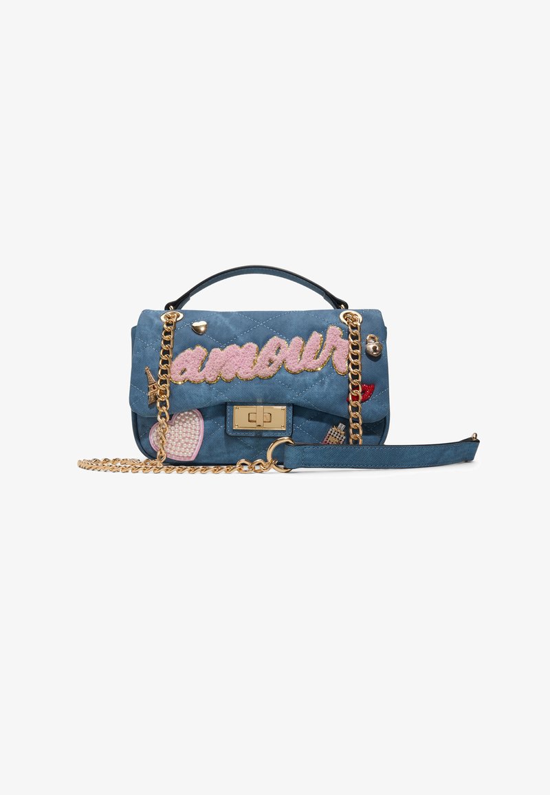 Sac à main matelassé bleu avec une bandoulière en chaîne dorée, broderie rose "amour" et patchs décoratifs comprenant un cœur et un rouge à lèvres.