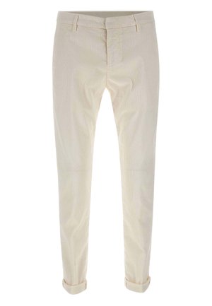 Beżowe, dopasowane spodnie ze sztruksu z pętelkami na pasek, zamkiem z przodu i podwiniętymi mankietami przy kostkach.